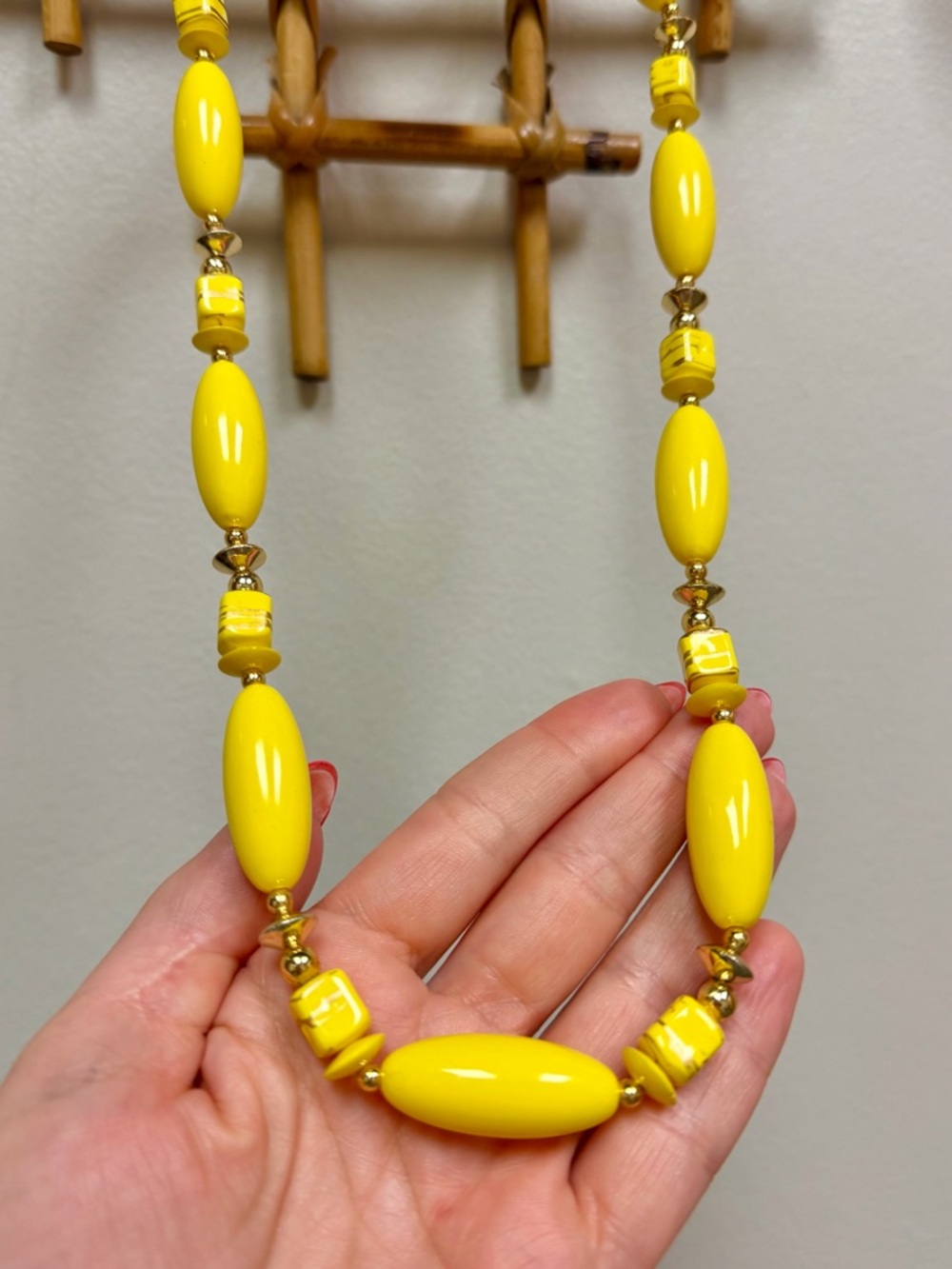 🌟HP!🌟 60s-70s Vintage 💛 Yellow & Gold Acrylic Puff Bead Necklace & Earrings Set - Picture 4 of 6
